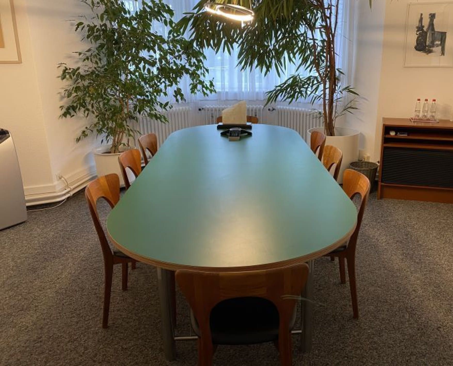 Besprechungsraum der Kanzlei Grass + Hellstern mit grünem Konferenztisch